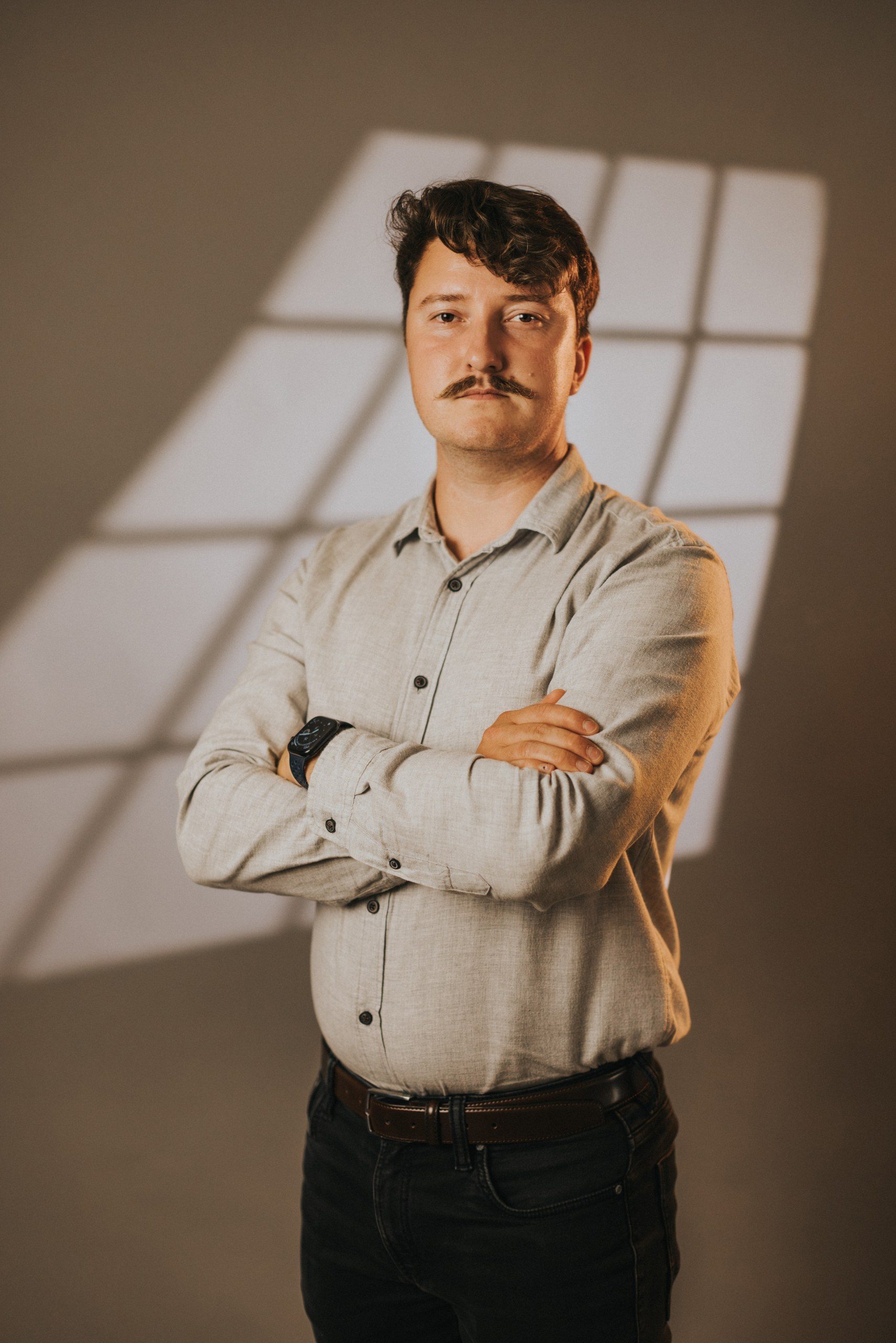Portré bőrdzsekiben, erős kontrasztú megvilágításban