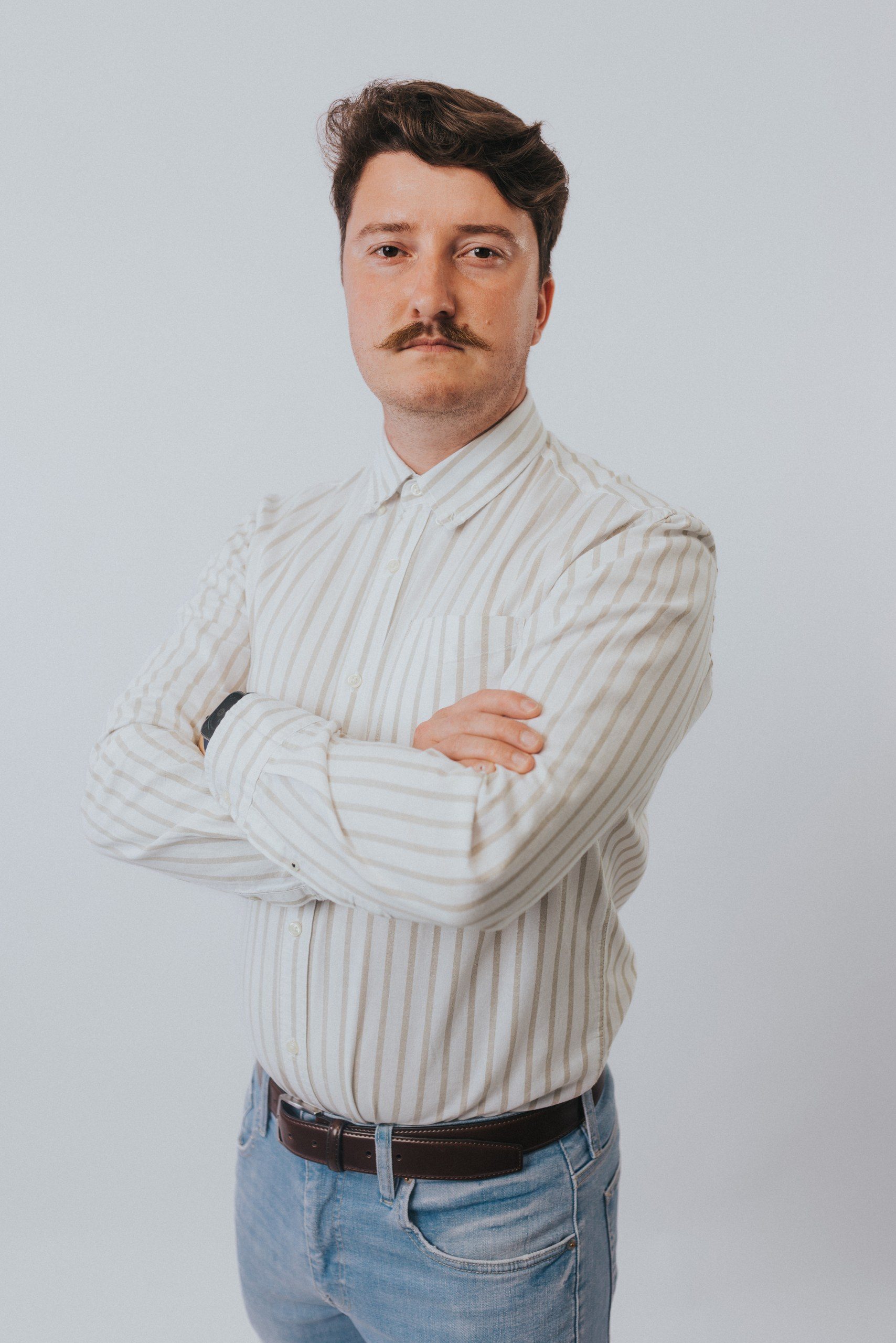 Portré stúdióban, drámai fényben és élénk háttérrel